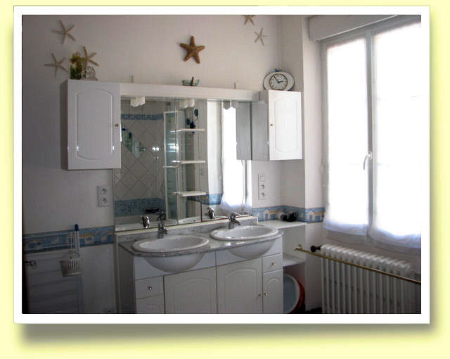 salle de bains de la villa en location curiste  Bagnoles de l'Orne